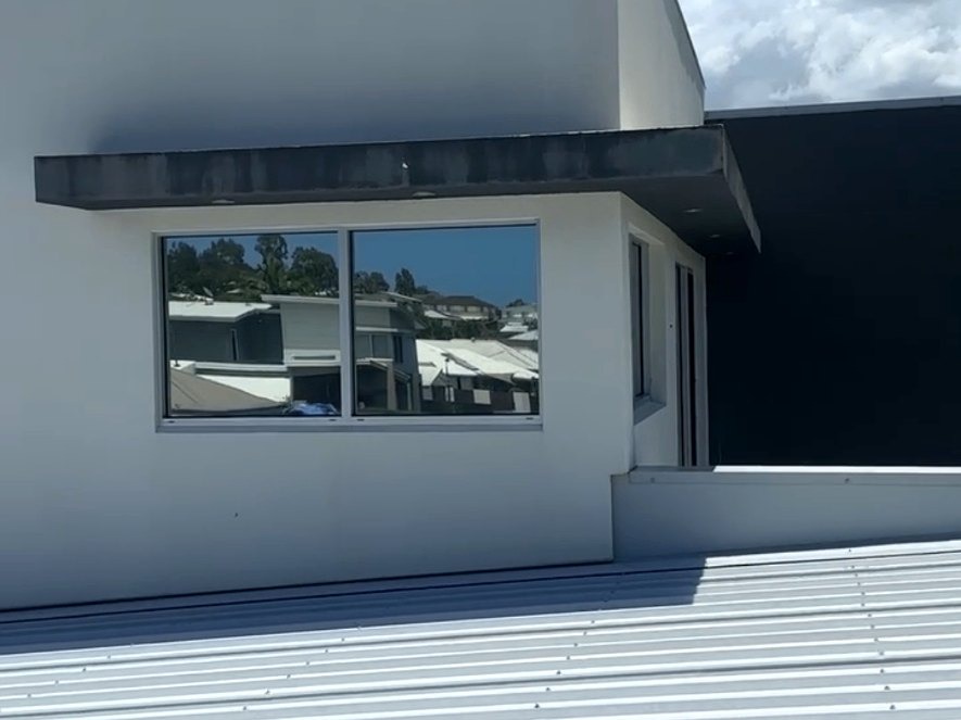 Rendered building parapet on the Sunshine Coast before and after WETR commercial soft washing after cleaning