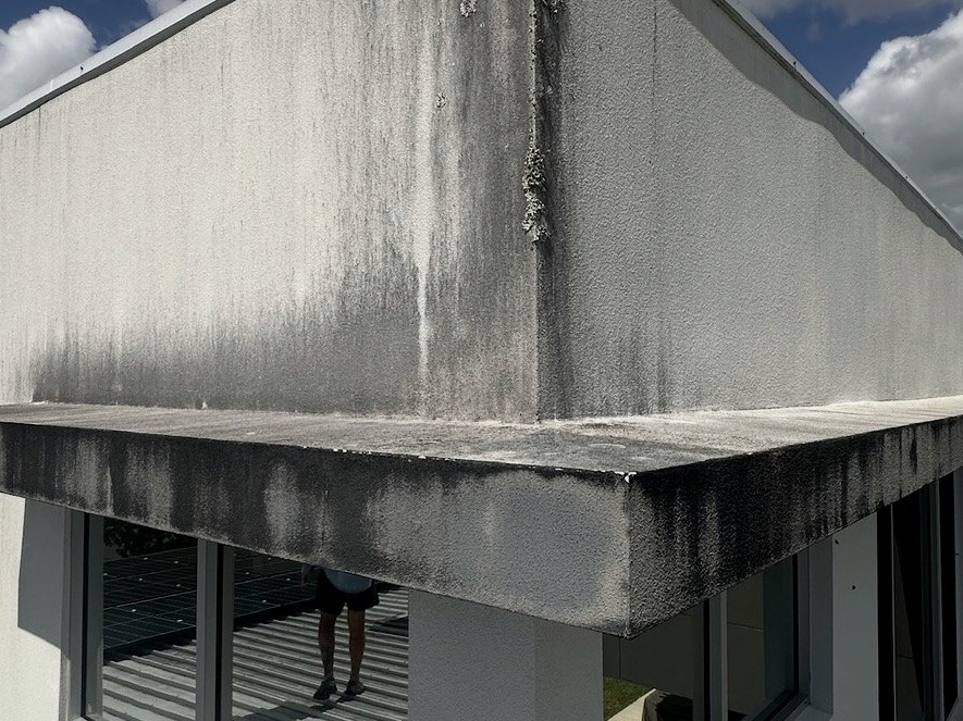 Rendered building parapet on the Sunshine Coast before and after WETR commercial soft washing before cleaning